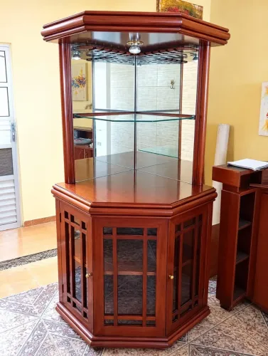 Cristaleira/ Bar de conto em madeira