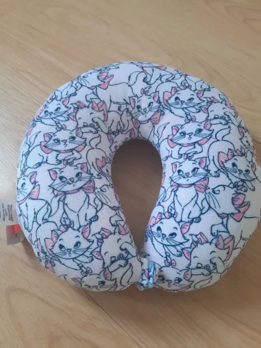 TRAVESSEIRO DE PESCOÇO DISNEY ? MARIE (ARISTOGATAS)<br>Novo, com etiqueta. Nunca foi usado!