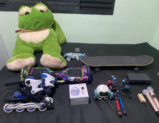 Lote urgente: urso gigante + patins + skate elétrico + skate normal + violão +