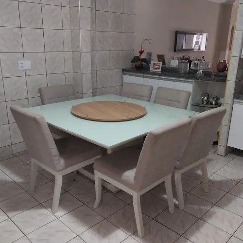 Sala de jantar mesa de madeira com tampo de vidro laqueado, 06 cadeiras