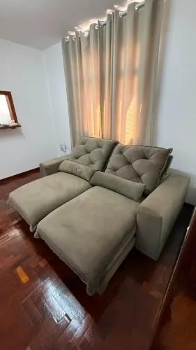 Sofá retrátil e reclinável de veludo na cor chumbo