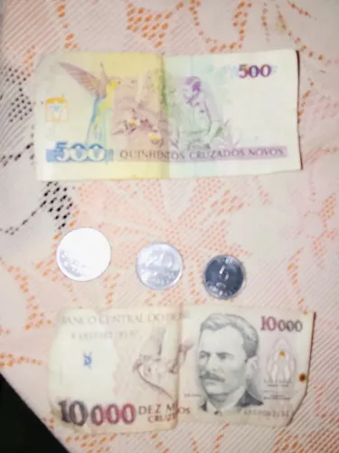 Cédulas e moedas