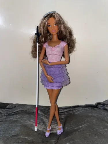 Boneca Barbie fashionistas cega em corpo articulado mattel