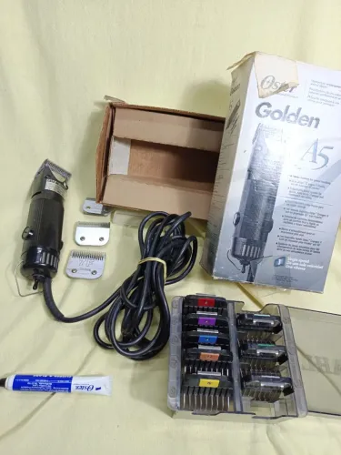 Máquina de Tosa Oster A5 Golden com pentes e lâminas
