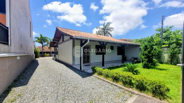 Casa com Piscina e amplo quintal