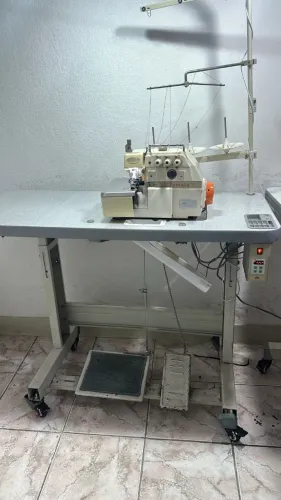 Máquina de costura overloque industrial direct drive e reta industrial motor convencional