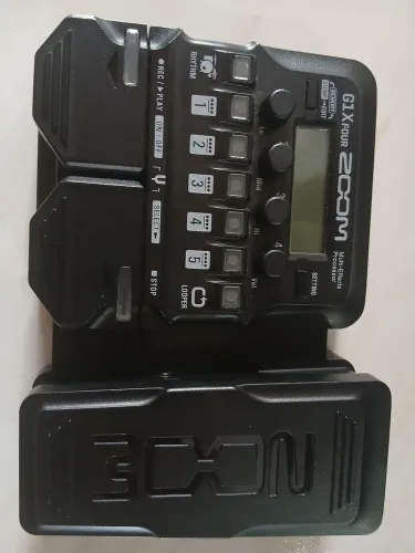 Troco pedaleira Zoom G1Xfor por guitarra do meu interesse pedaleira muito nova