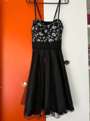 Vestido preto com flores prata