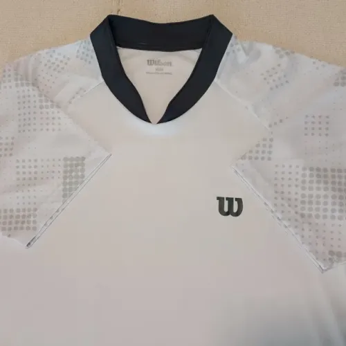 Camiseta Wilson Performance Court DRY-FIT gola V branca e preta