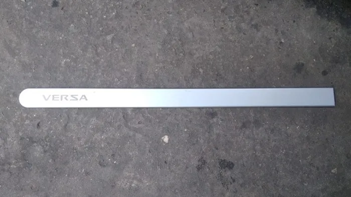 Friso Porta dianteira esquerda Nissan Versa