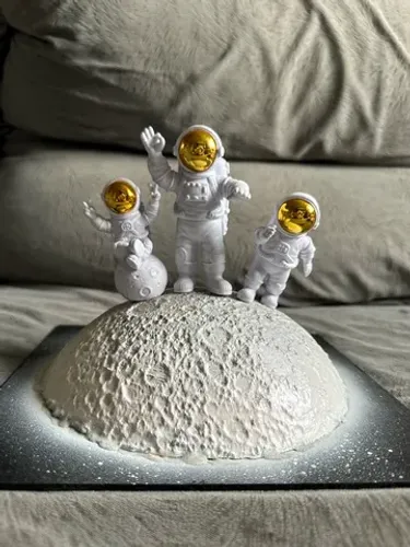 Action Figure - Estátua de astronautas visitando a lua