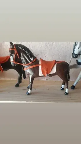 Escultura cavalo marrom ou branco
