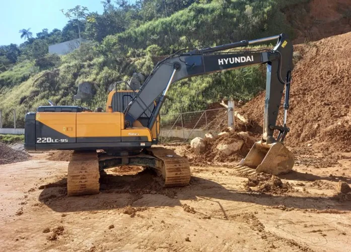 Escavadeira Hyundai 220 ano 2019 com 6000 horas, em SC