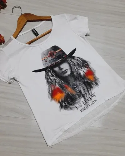 Camiseta T-shirt feminina de viscose e elastano nas costas transparente da BELL.<br>
