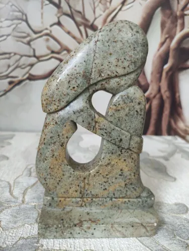 Escultura em Pedra Sabão - Mulher Sentada Orando<br>