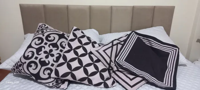 Jogo de 4 Almofadas Decorativas - Bege, Preto e Branco