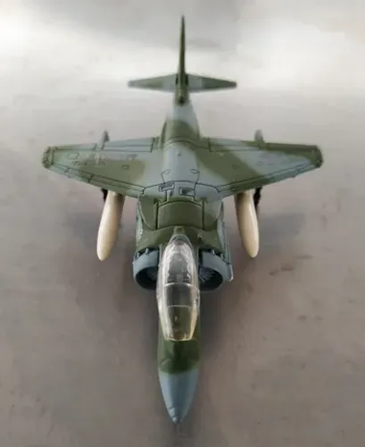 Avião de metal sem pedestal Maisto AV-8B (Sem Pedestal e Mísseis)