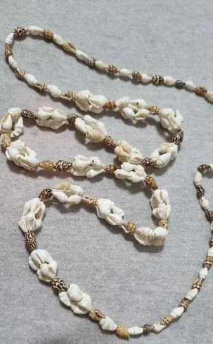 Colar de búzios e colar em corretes e colar em pedras