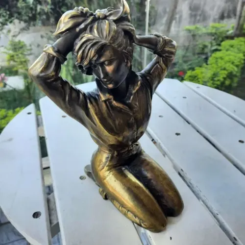 Cerâmica artística Tupy com banho de bronze, garota anos 60,
