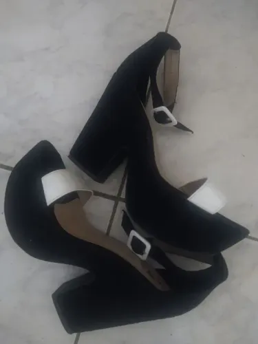 Estou vendendo está sandália.