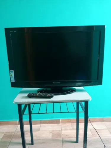 TV LCD 32 polegadas - PANASONIC. Acompanha chromacast.