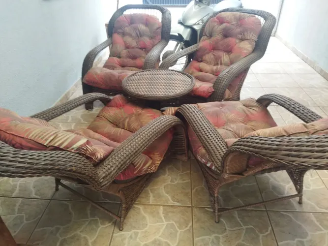 Conjunto de poltronas vime marrom, 04 poltronas e 01 mesa de centro 