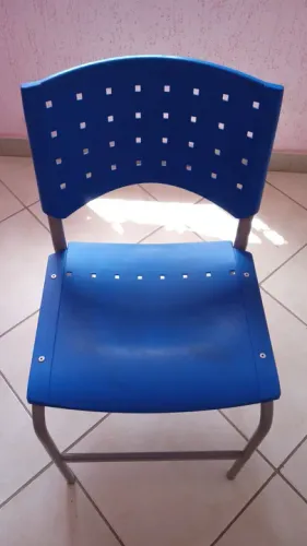 Cadeira Azul de Plástico. RS130,00