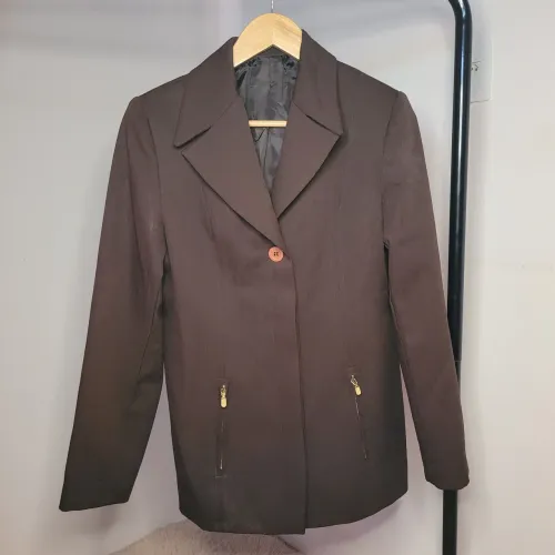 Casaco feminino marrom, forrado, com bolsas e botões - Tamanho M