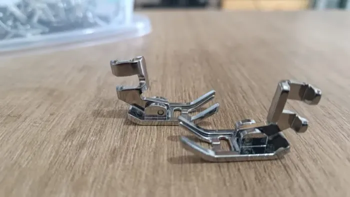 Sapata Singer 4mm Pé Calcador com Haste Para Zig-Zag 4mm