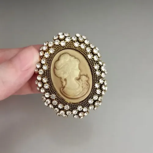 Broche de Camafeu Dourado Strass (novo)