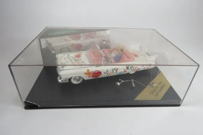 Miniatura do CADILLAC 1959 - Escala 1:43, levando casal de noivos após o casamento