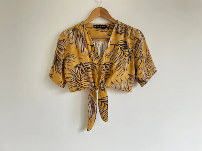 Cropped amarelo queimado estampado tam P Amaro