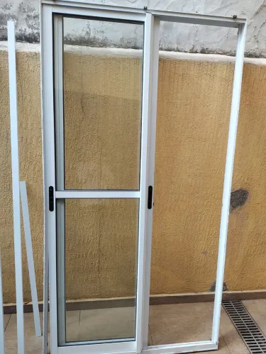 Porta com batente e vidro semi novo por 700 reais 