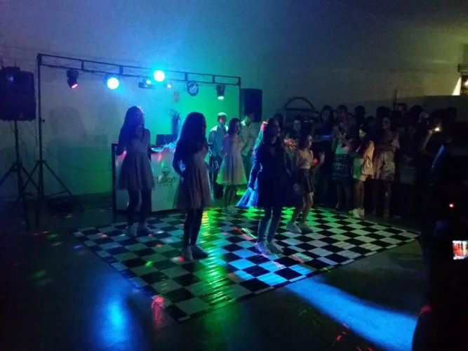 Dj som iluminação máquina de fumaça telão 