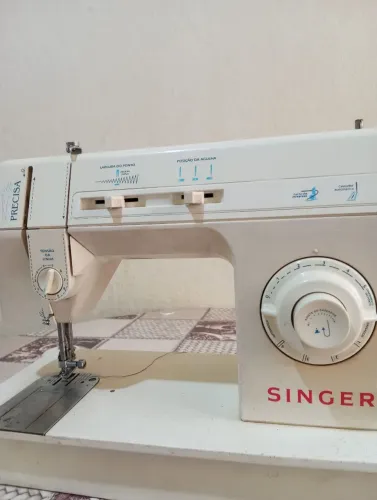 Máquina de costura Singer Precisa 