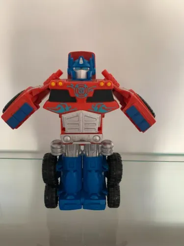 Brinquedo/Boneco Transformer Optimus que se transforma em caminhão cegonha