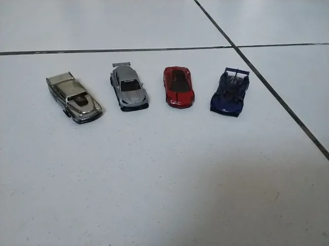 4 carrinhos Hotwheels novos apenas algumas marcas de uso