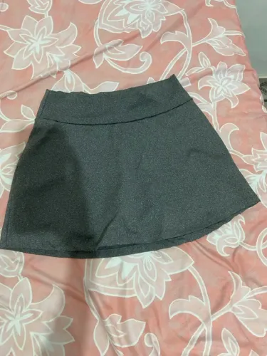 short saia cinza