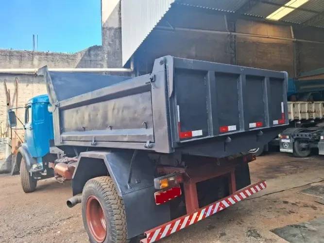 Caçamba Basculante para Ford Cargo ou Volks em bom estado