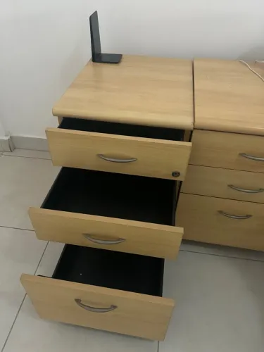 Escrivaninha de madeira com gavetas