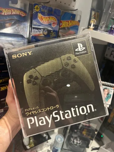 Controle Dualsense de PS5 Edição 30 Anos Japonês Lacrado + Case de acrilico.
