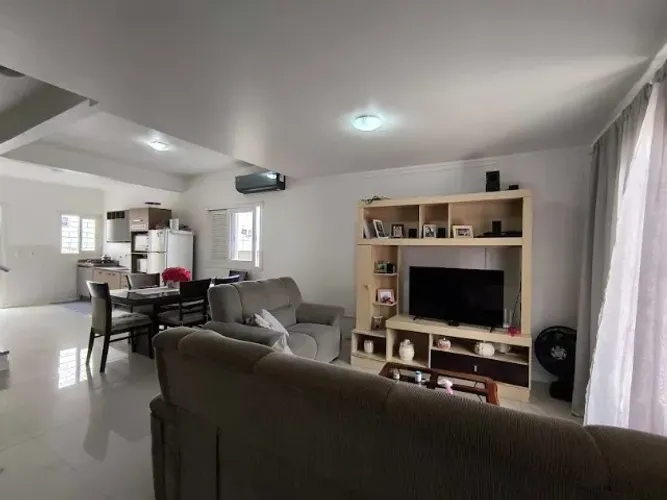 Casa TODA EM LAJE 3 dorm próxima ao centro de Criciúma ACEITA TROCA POR CASA menor valor  
