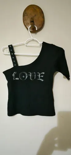 Top preto com detalhe e escrita LOVE