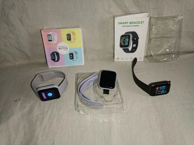 Vendo dois relógios Smartwatch com tela colorida e pulseira de silicone
