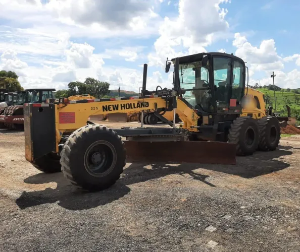 Motoniveladora New Holland RG170 cabinada 