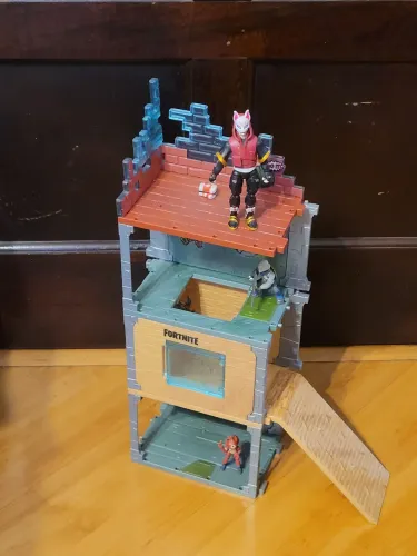 Vendo brinquedo Playset Fortnite com bonecos