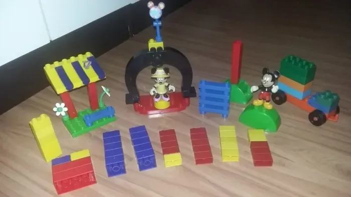 Brinquedo de montar Mickey e Minie
