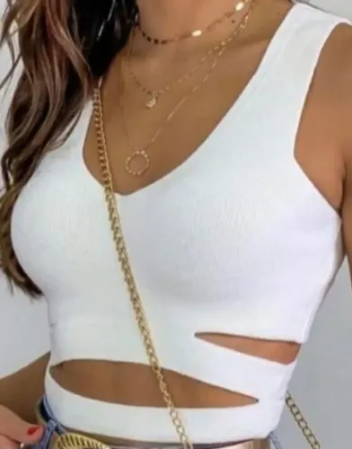 Top branco com detalhes laterais