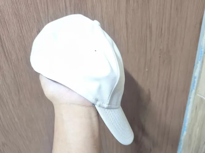 Boné branco fechado Usado