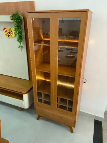 Cristaleira com MDF, Vidro e LED - Design Sofisticado para Seu Ambiente